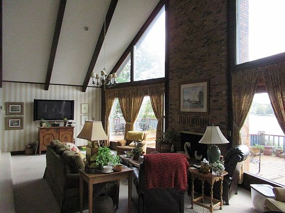 2nd image of 713 W Lakeshore Dr