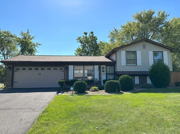 995 Millbrook Dr, Lake Zurich, IL 60047