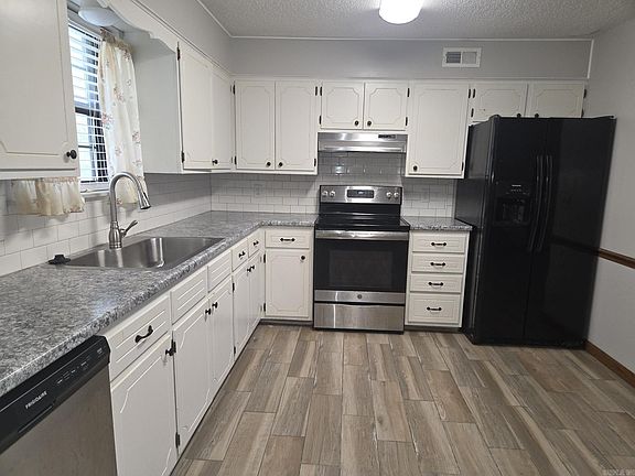 2nd image of 25 Robbye Ln