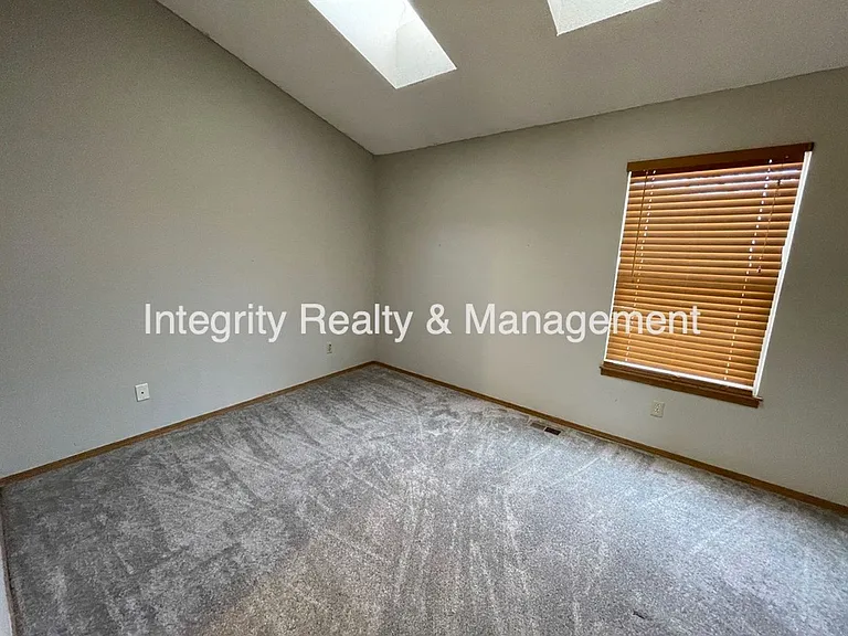 2626 E Nichols Cir — Photo 12