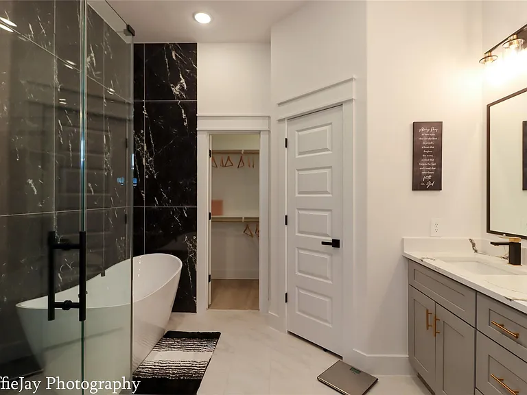 4834 Higgins St #B — Photo 13