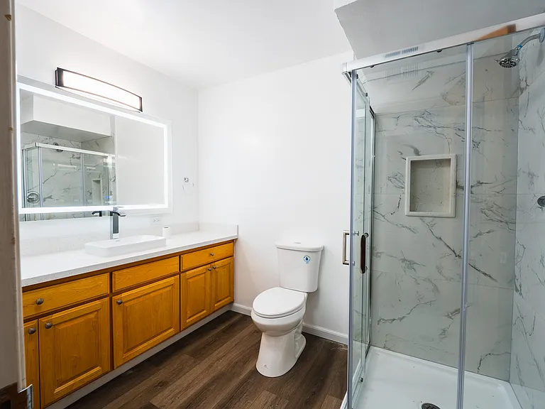Bellevue Towers Apartments — Photo 9