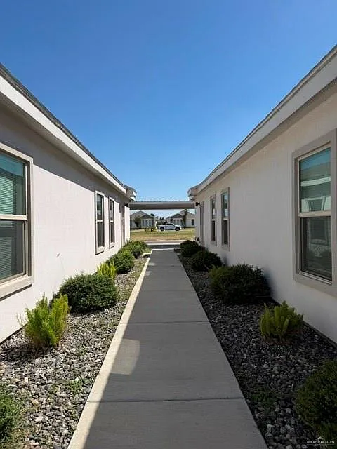3 bed, 2.0 bath, 4320 sqft, $1,050 — Photo 2