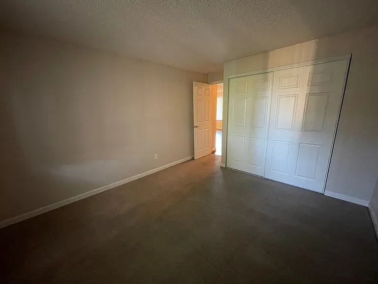 Emerald Park Apartments — Photo 18