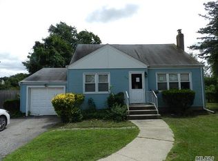 709 12th St, West Babylon, NY 11704