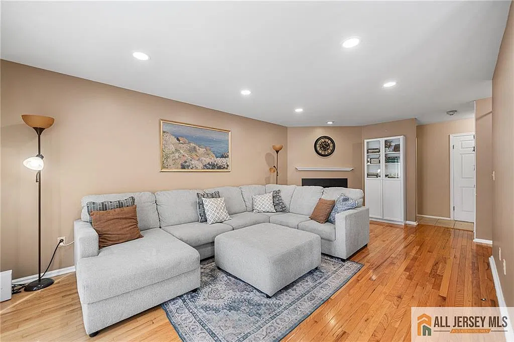 2 bed, 2.5 bath, 1566 sqft, $2,800 — Photo 2