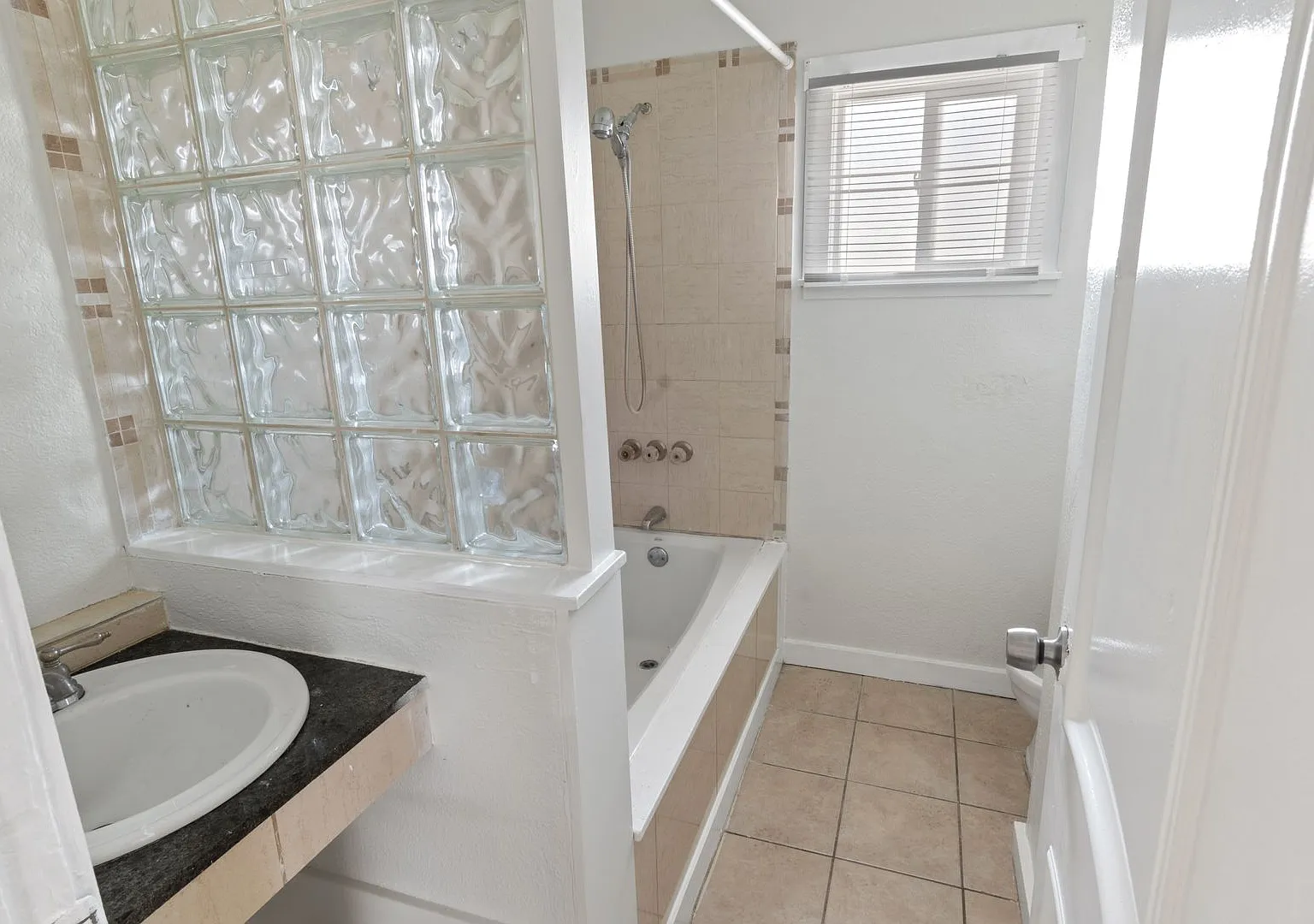 Great 4 Bedroom 2 Bath House — Photo 3