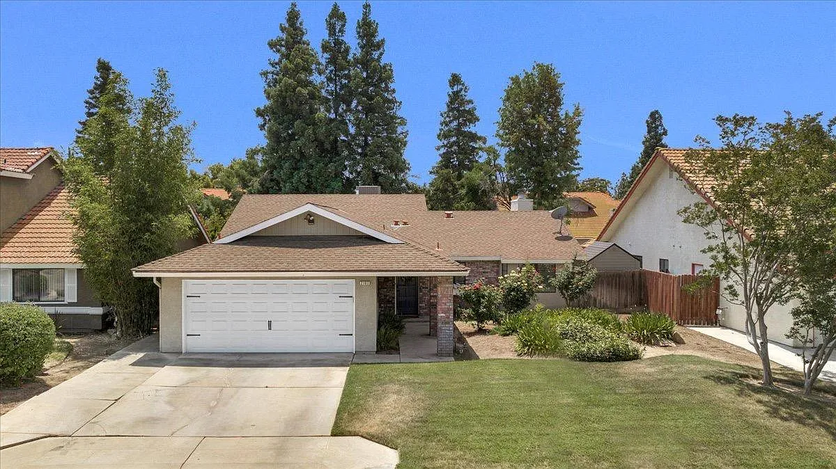 2103 E Fallbrook Ave photo 1