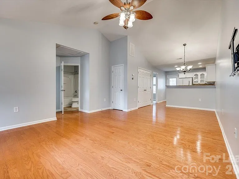 2052 Shady Pond Dr — Photo 5
