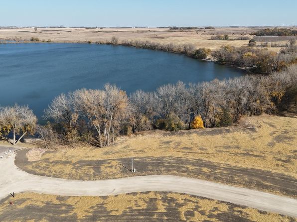 18 Cottonwood Lake Dr, Windom, MN 56101