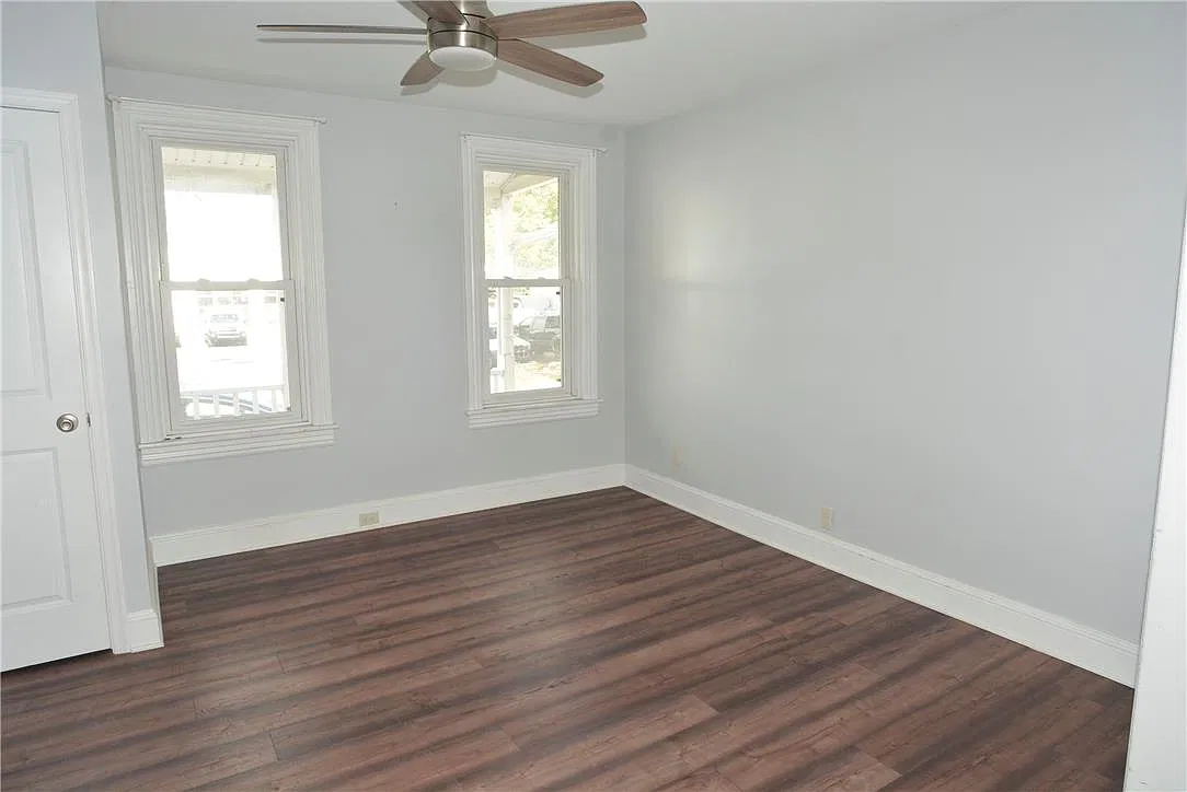 3 bed, 1.0 bath, 476 sqft, $2,000 — Photo 3