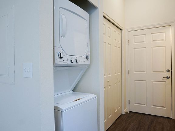 4th image of 7228 N Burlington Ave #201