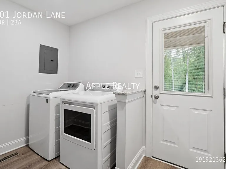 101 Jordan Ln — Photo 16