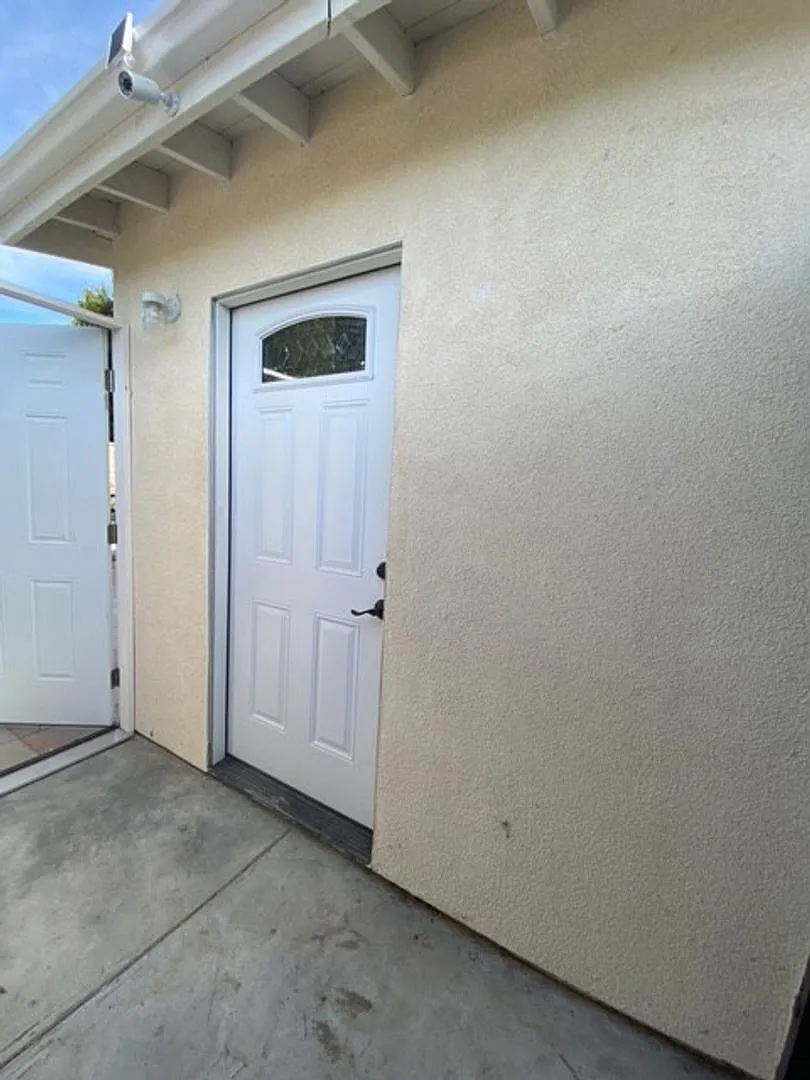 Completely Private one bedroom ADU/Guest House. Large 600sq ft! High ceilings — Photo 2