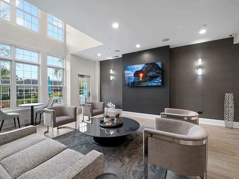 Versailles on the Lakes Oakbrook* — Photo 9
