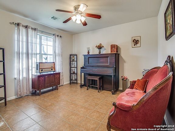3rd image of 10115 Buescher Ln