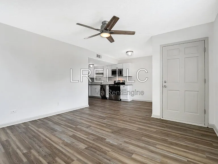 409 Garrison Ct — Photo 2