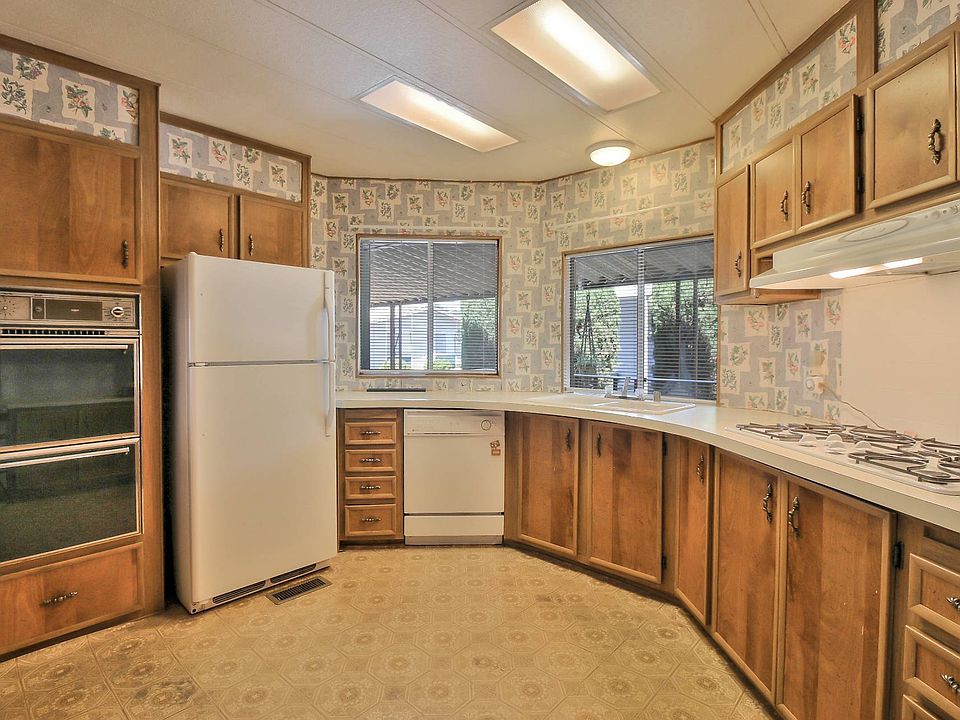 1st image of 104 Chateau La Salle Dr