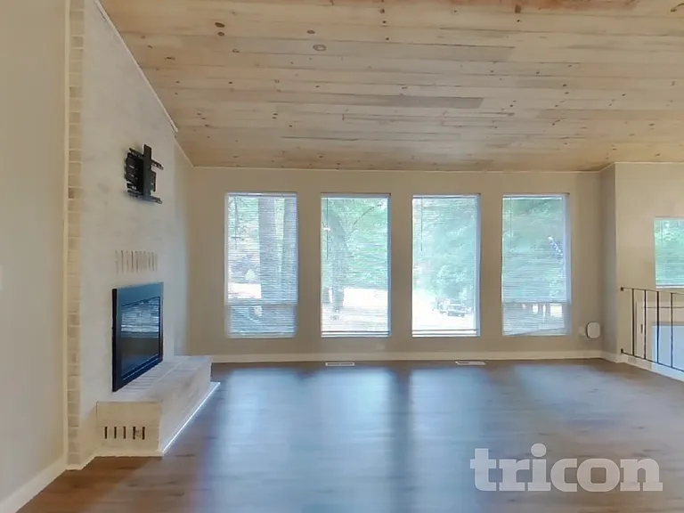 7540 Grahns Ln NE — Photo 2