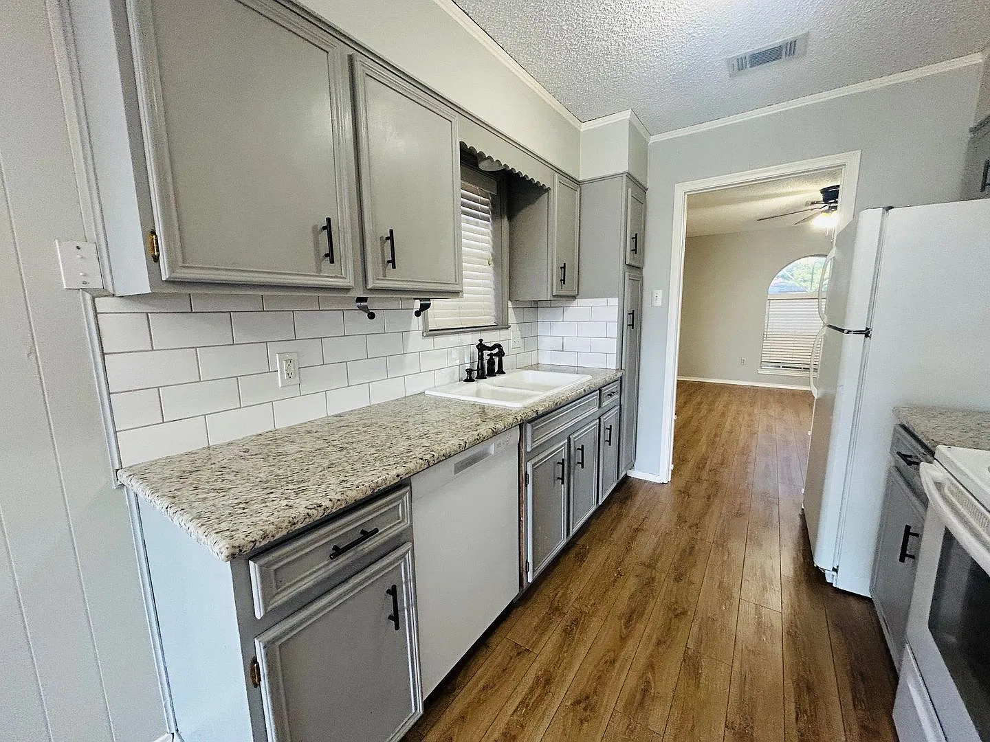 Perfectly Placed Duplex — Photo 2