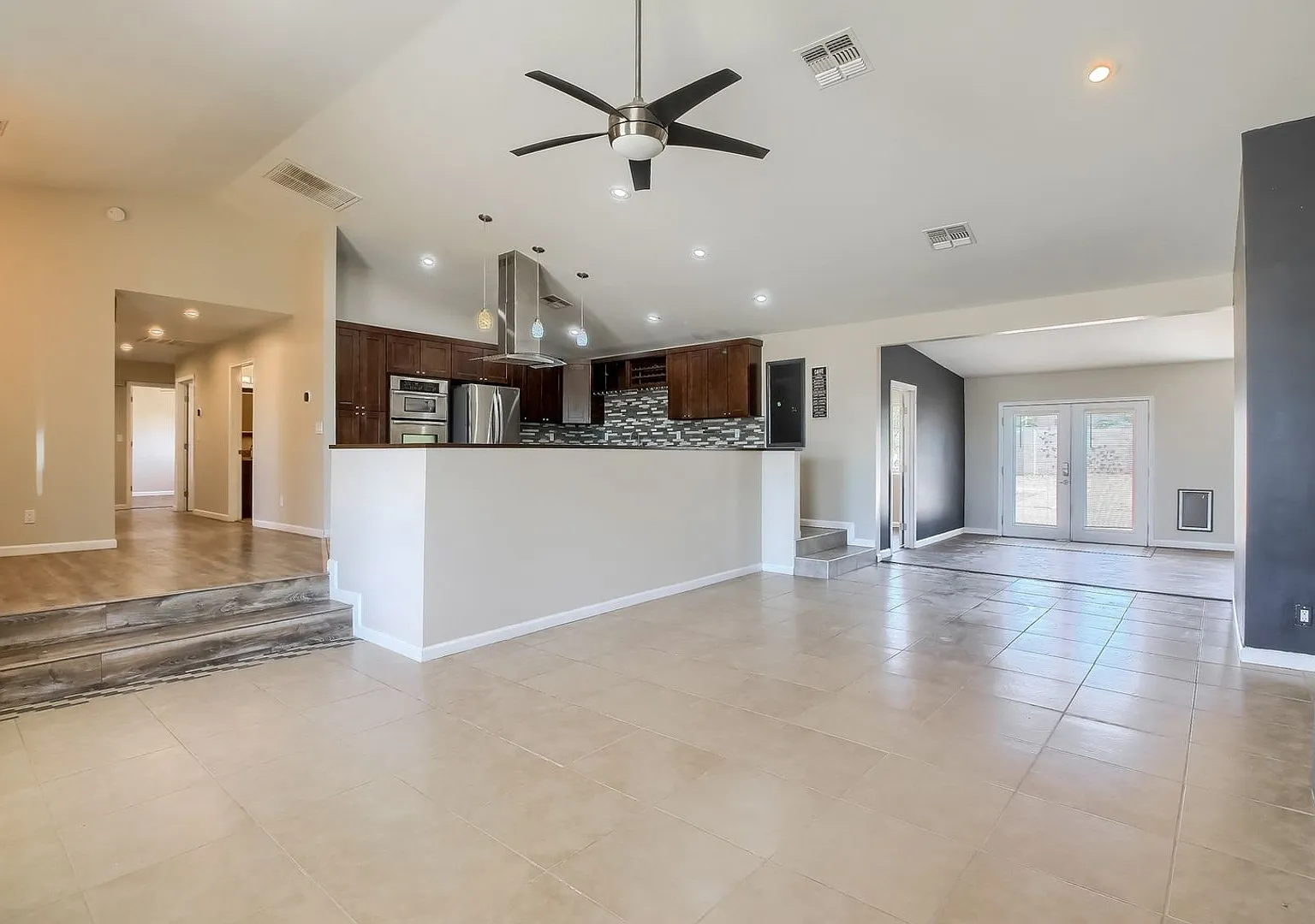 4 Bedroom 3 Bathroom Single Family Home in Phoenix — Photo 1