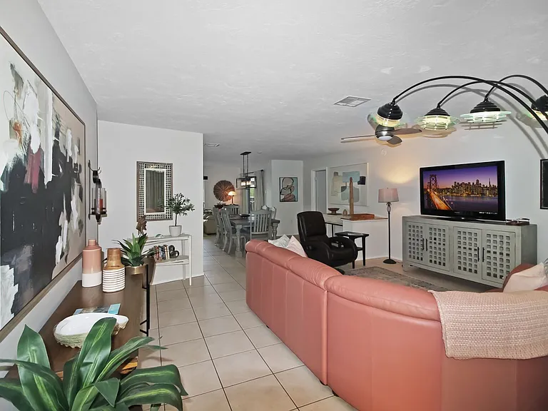 242 Capri Ave — Photo 3