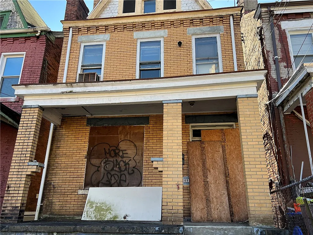 828 Adelaide St photo 1