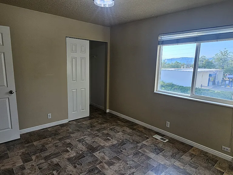2318 E Claybourne Ave — Photo 30