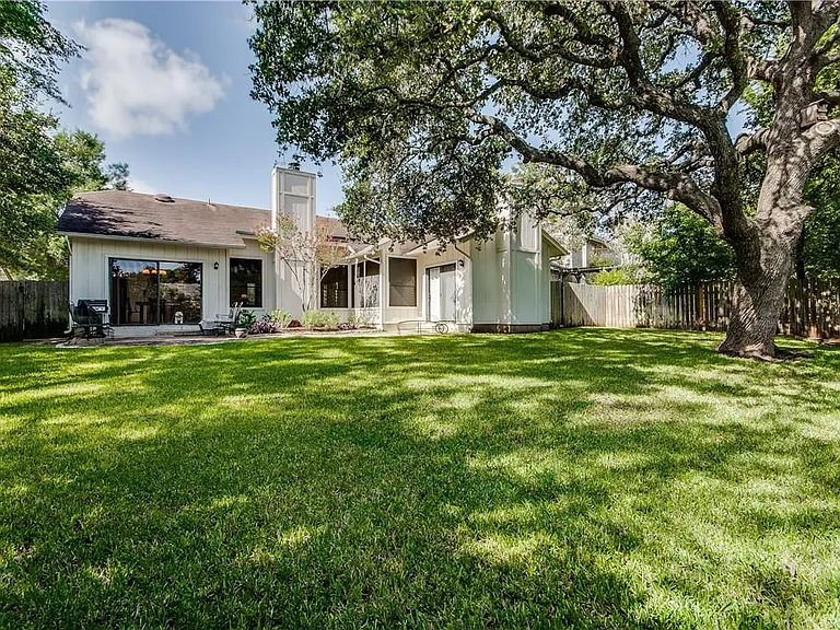 7414 Whistlestop Dr — Photo 28