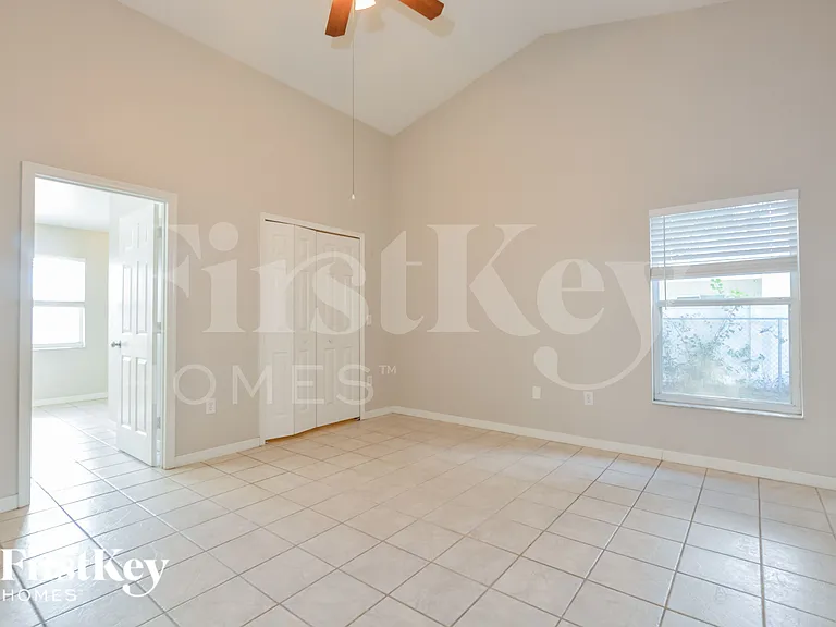 521 Finch Ln — Photo 7