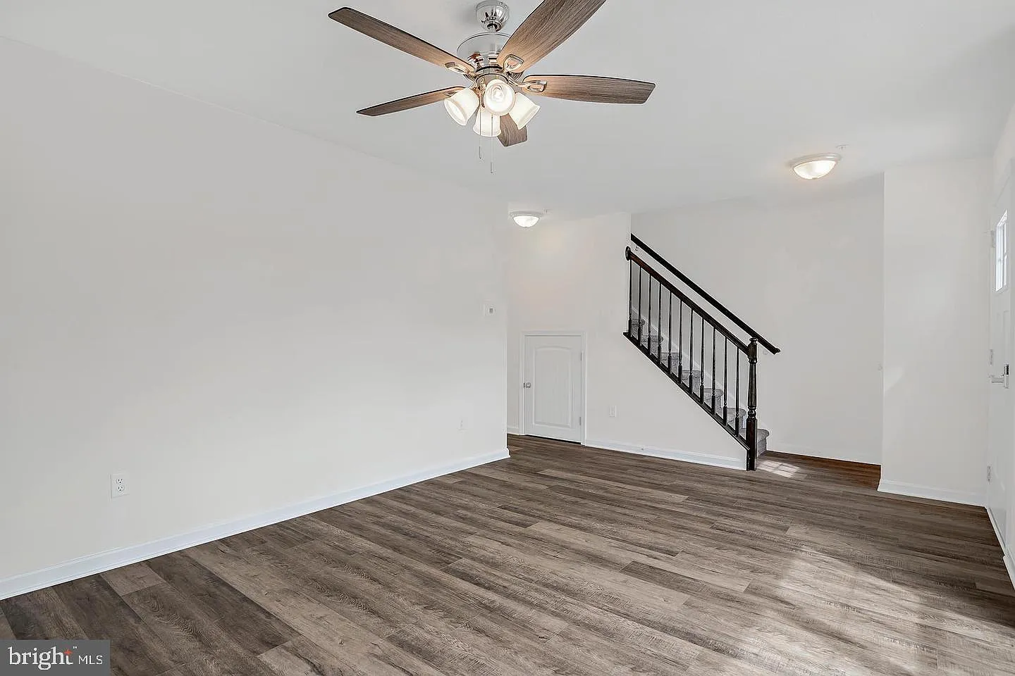 3 bed, 2.5 bath, 1252 sqft, $1,803 — Photo 3