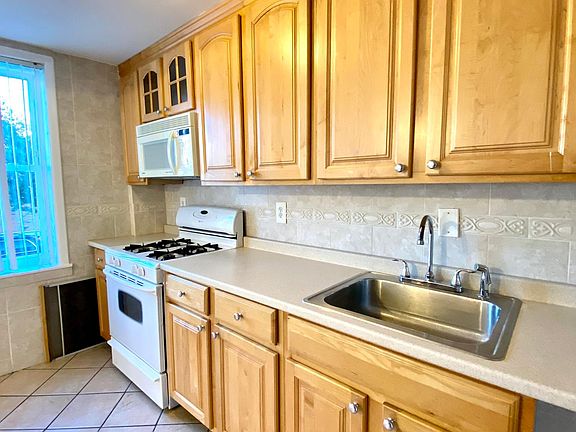 4th image of 270 McClean Ave #1