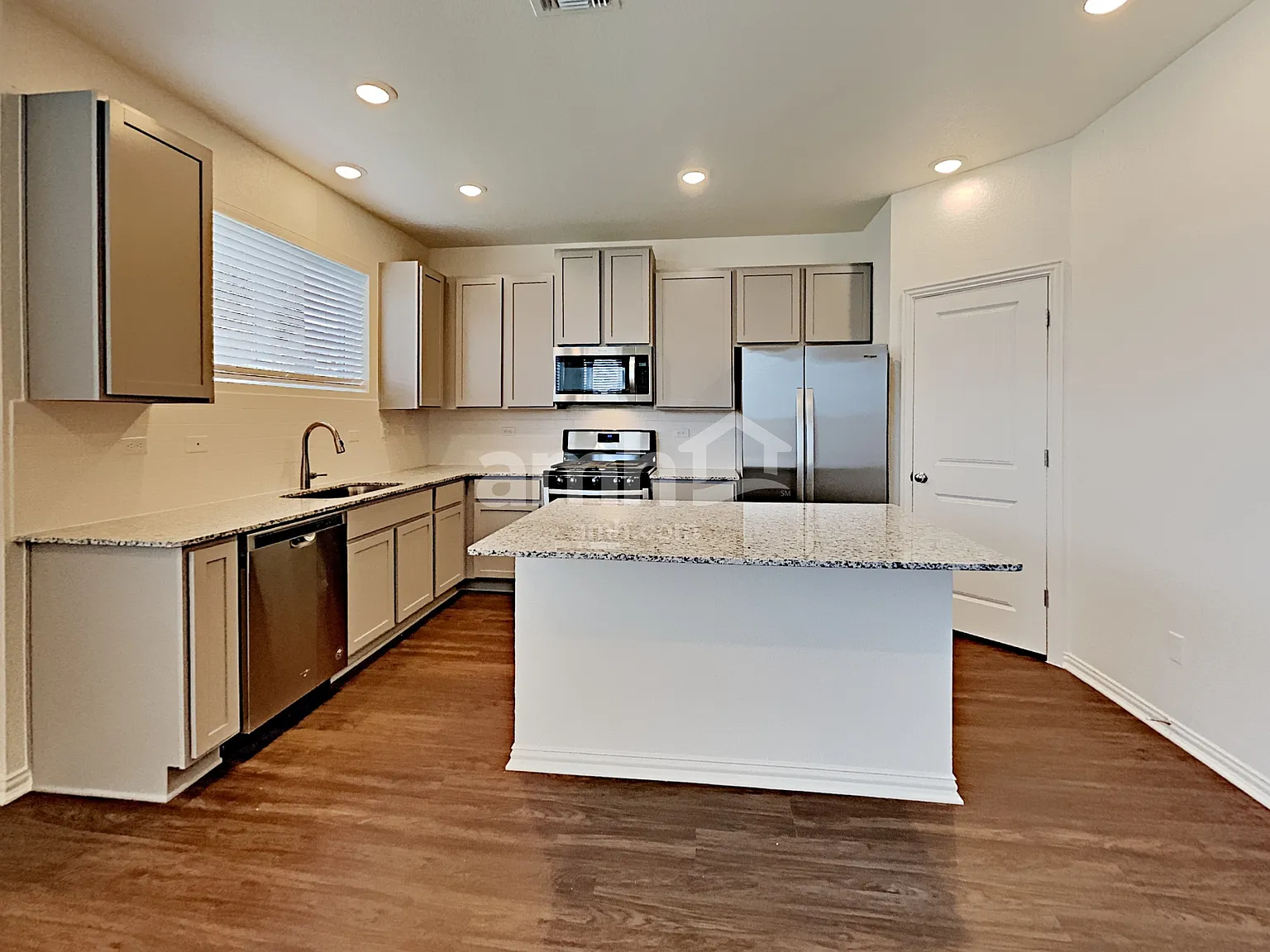 4 bed, 2.5 bath, 1882 sqft, $1,955 — Photo 3