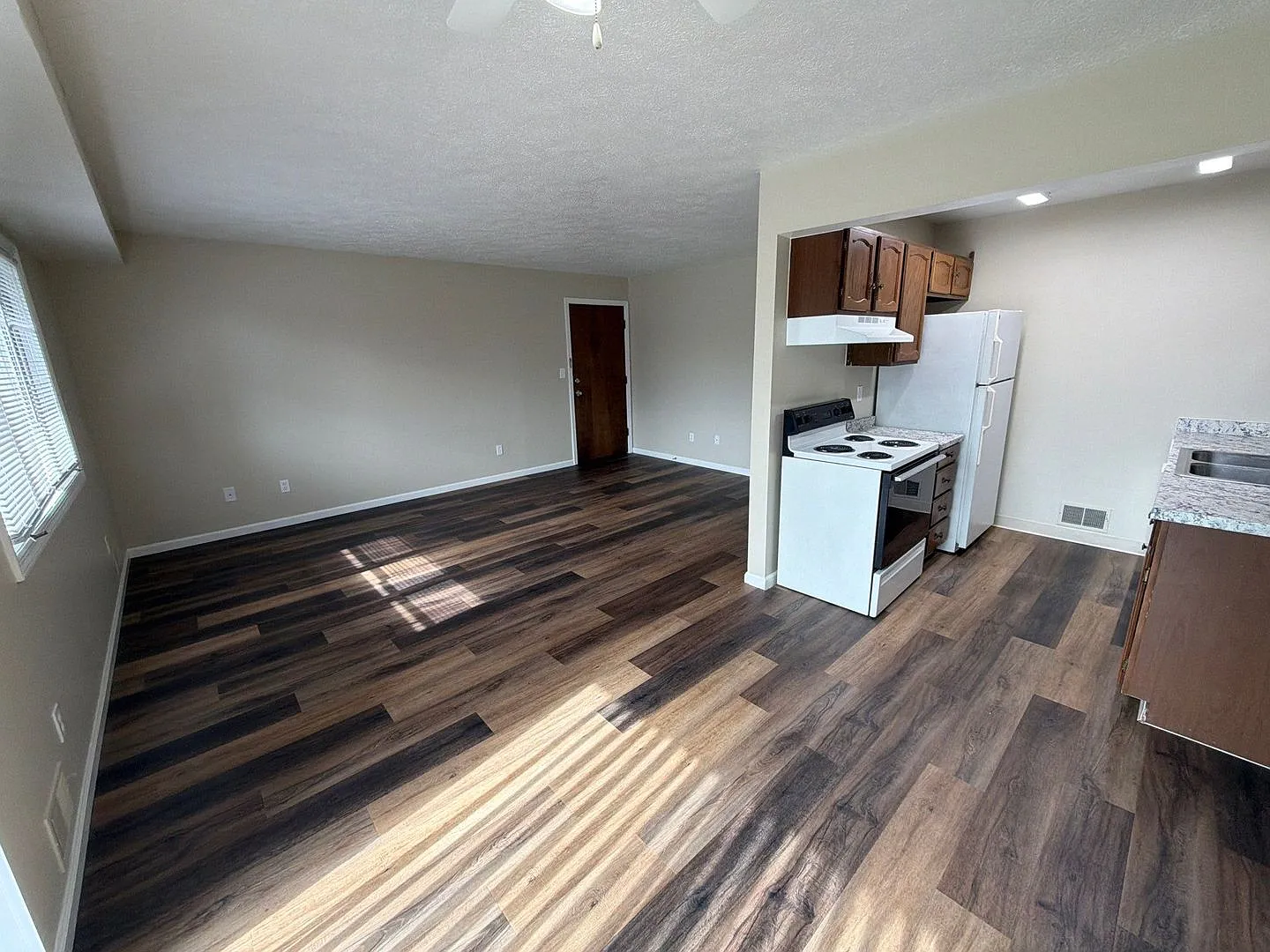 Country Club Garden Apartments — Photo 4