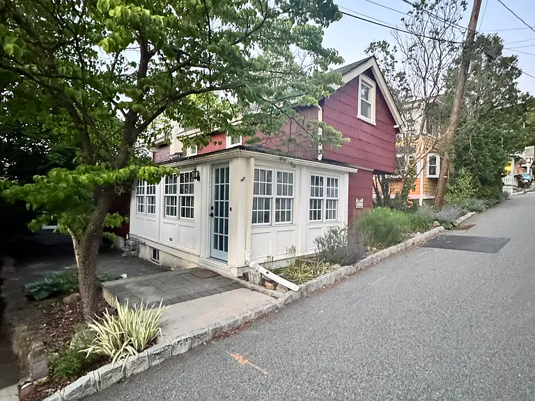 15 Whitfield Pl — Photo 1