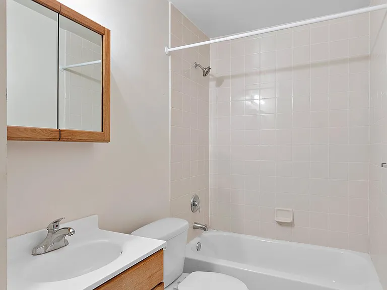 16 Manning Ave #2 — Photo 3