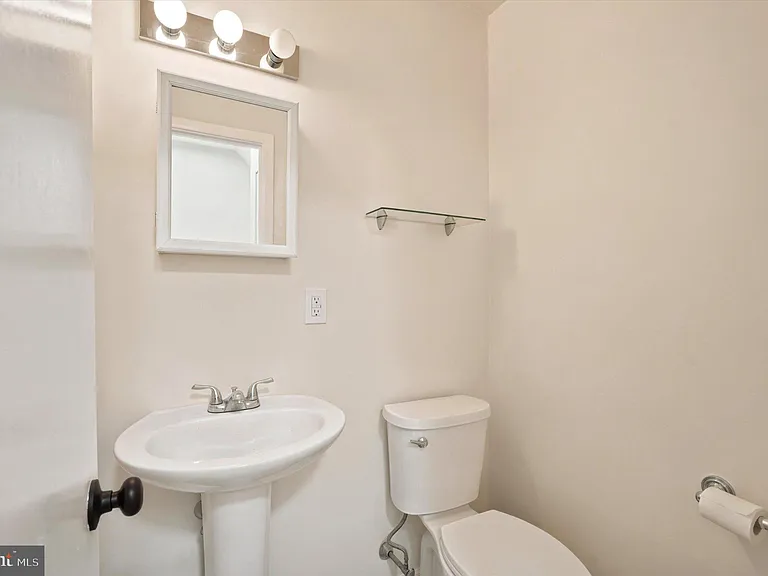 668 Renz St — Photo 11