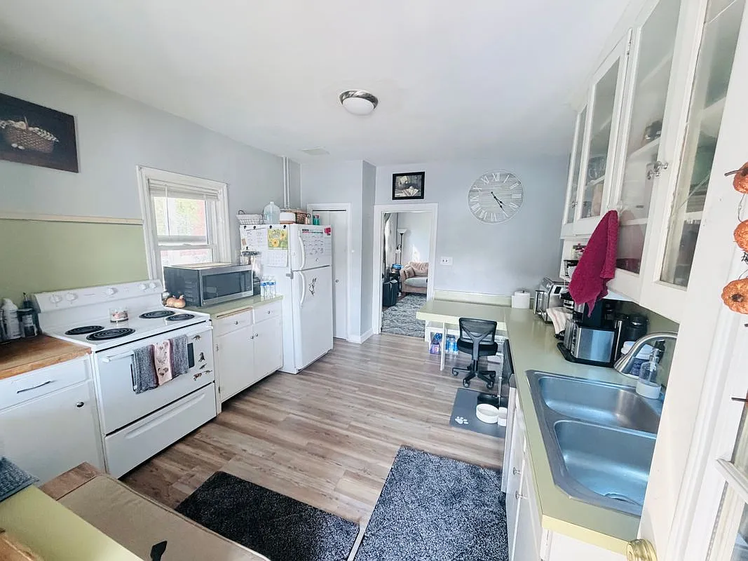 2 bed, 1.0 bath, 1158 sqft, $1,825 — Photo 2