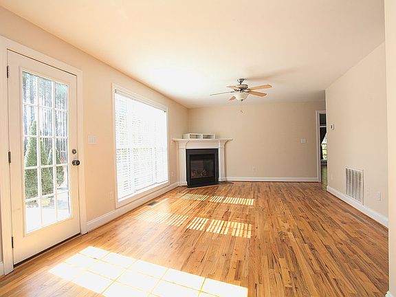 5th image of 90 Woodview Ct