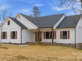 1949 Colonial Ln, Hickory, NC 28601