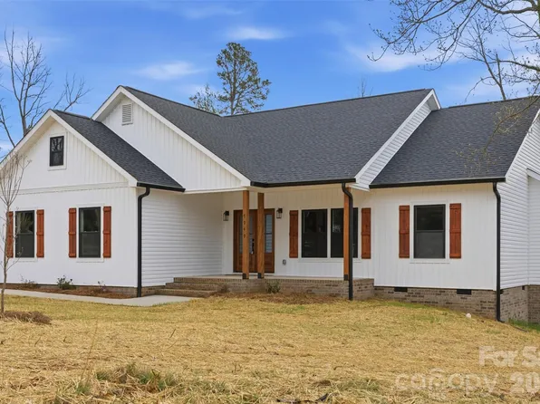 1949 Colonial Ln, Hickory, NC 28601