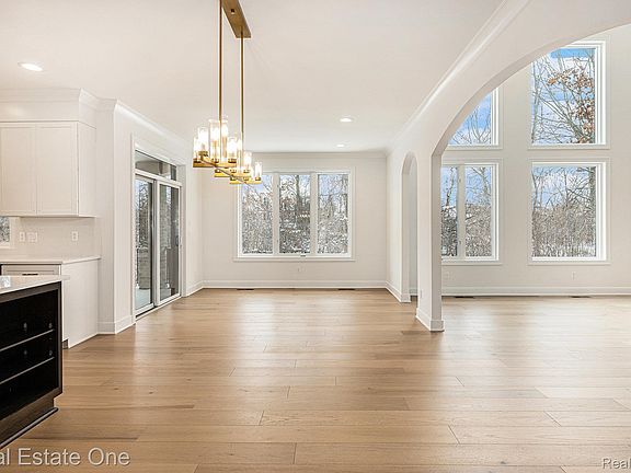 5th image of 2423 Buckthorn Dr