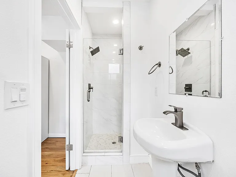 1543 W 37th Pl — Photo 15