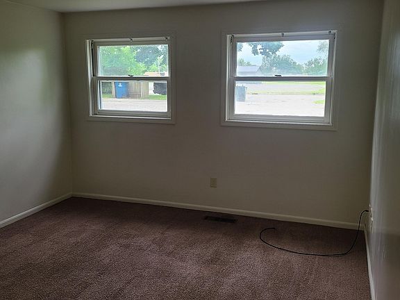 4th image of 1828 Winton Ave
