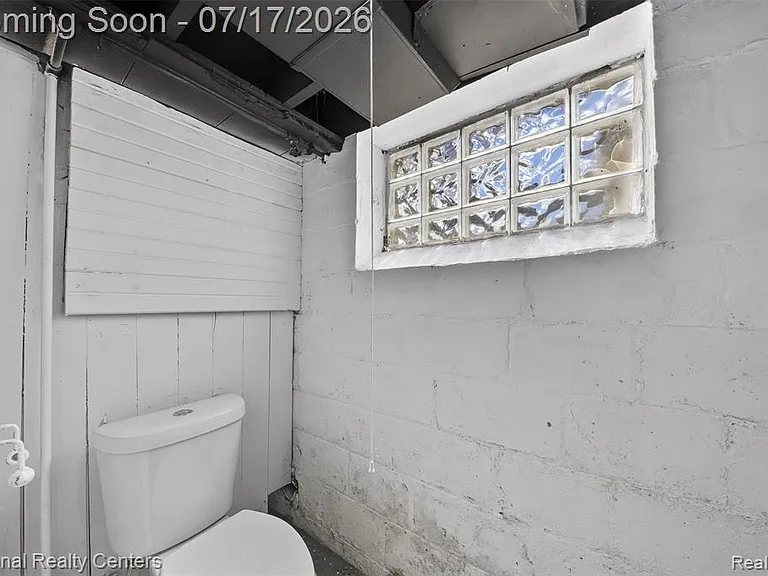 13527 Winthrop St — Photo 42