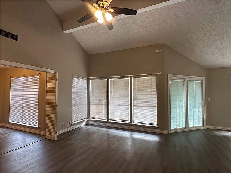 2429 Woodway Dr — Photo 8