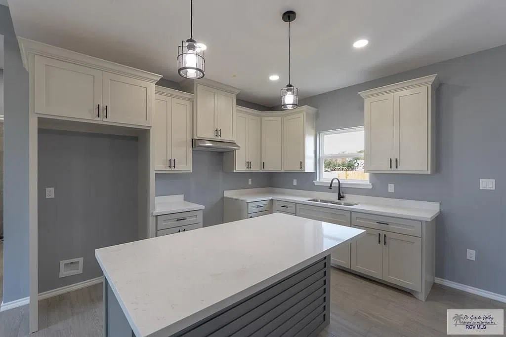 3 bed, 2.0 bath, 1204 sqft, $1,800 — Photo 4
