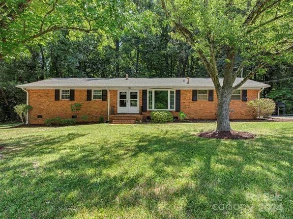 6636 Brushwood Dr, Charlotte, NC 28262