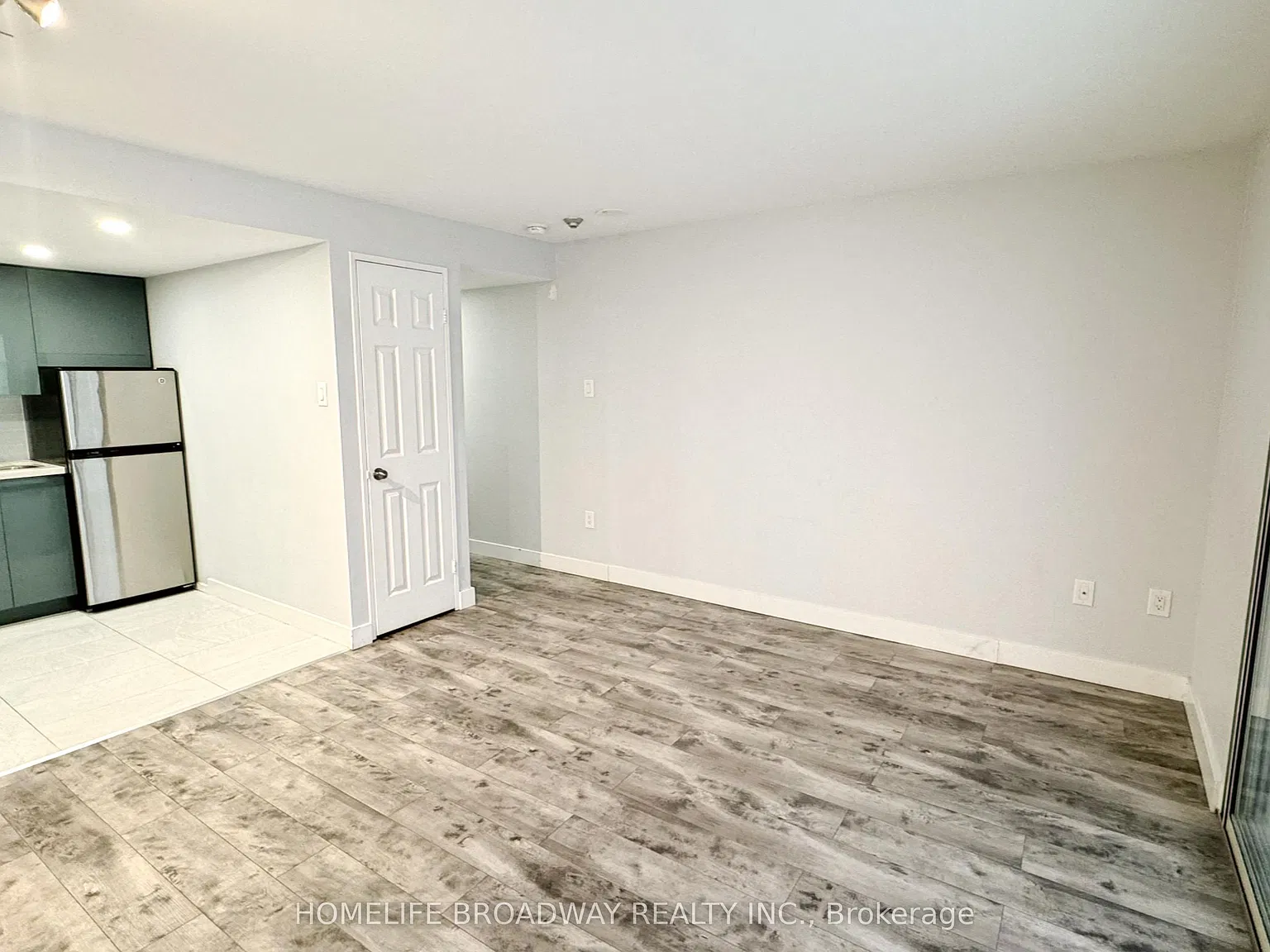Studio, $2,000 — Photo 3