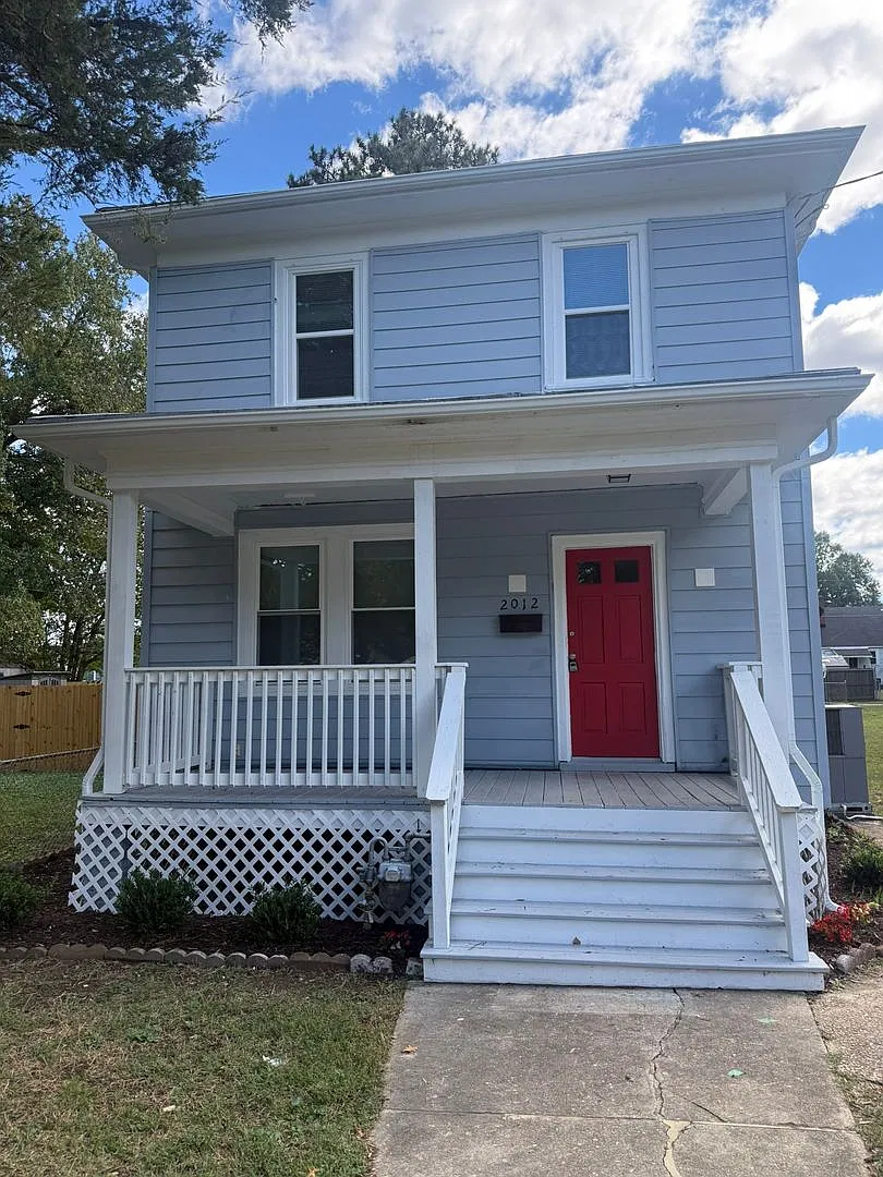 3-bedroom 1 full bath 1 half bath home — Photo 1